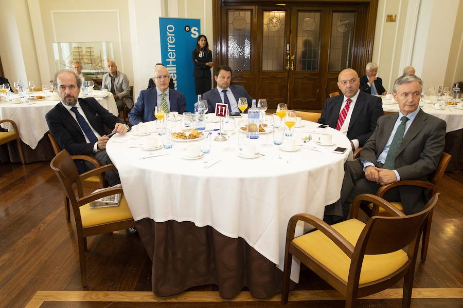 El consejero de Infraestructuras, Ordenación del Territorio y Medio Ambiente, Fernando Lastra, ha presentado el plan del área central de Asturias en el Fórum EL COMERCIO, que organiza este periódico en colaboración con SabadellHerrero. 