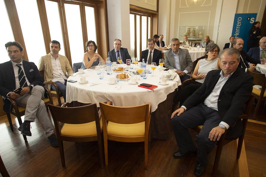 El consejero de Infraestructuras, Ordenación del Territorio y Medio Ambiente, Fernando Lastra, ha presentado el plan del área central de Asturias en el Fórum EL COMERCIO, que organiza este periódico en colaboración con SabadellHerrero. 