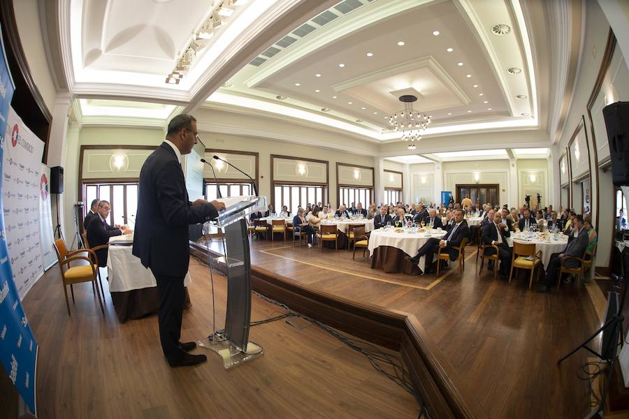 El consejero de Infraestructuras, Ordenación del Territorio y Medio Ambiente, Fernando Lastra, ha presentado el plan del área central de Asturias en el Fórum EL COMERCIO, que organiza este periódico en colaboración con SabadellHerrero. 