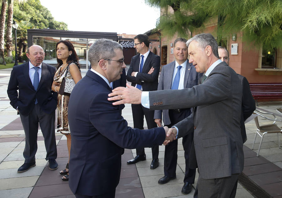El consejero de Infraestructuras, Ordenación del Territorio y Medio Ambiente, Fernando Lastra, ha presentado el plan del área central de Asturias en el Fórum EL COMERCIO, que organiza este periódico en colaboración con SabadellHerrero. 