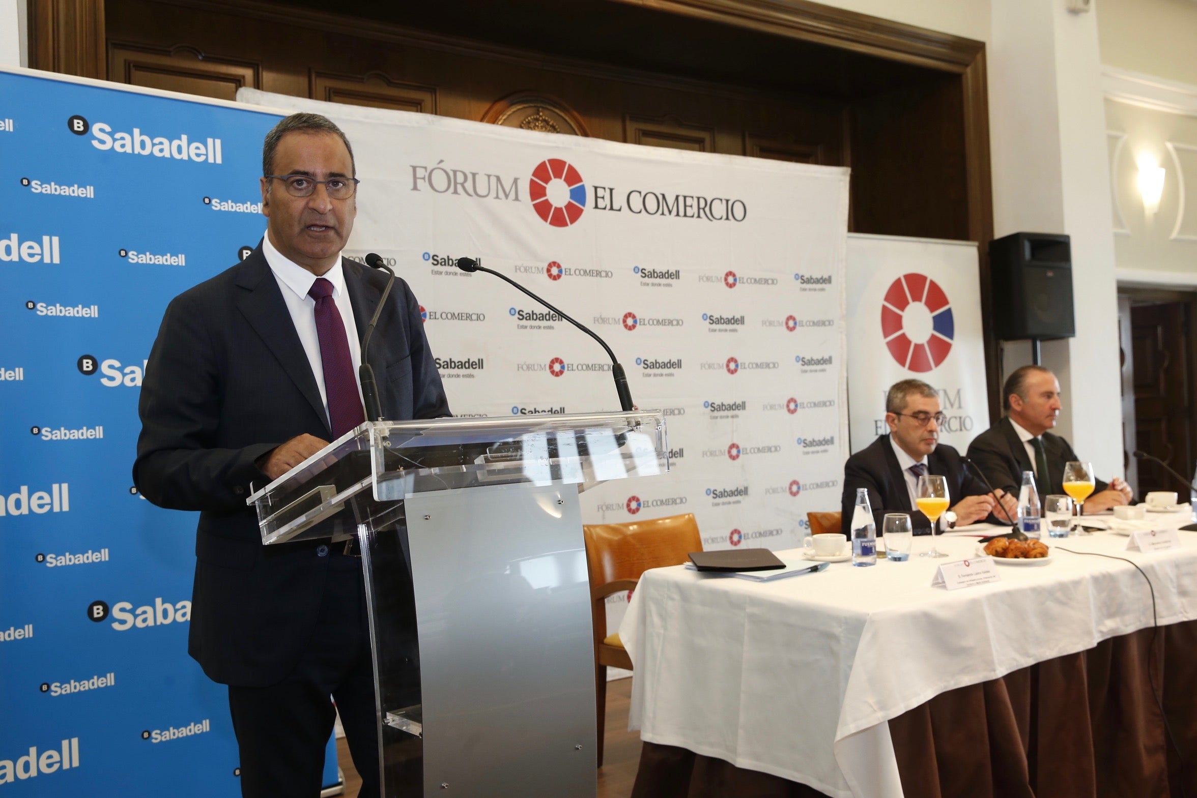 El consejero de Infraestructuras, Ordenación del Territorio y Medio Ambiente, Fernando Lastra, ha presentado el plan del área central de Asturias en el Fórum EL COMERCIO, que organiza este periódico en colaboración con SabadellHerrero. 