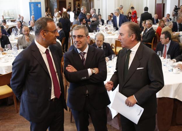 El consejero Fernando Lastra, el director de EL COMERCIO, Marcelino Gutiérrez, y el director general del SabadellHerrero, Pablo Junceda.