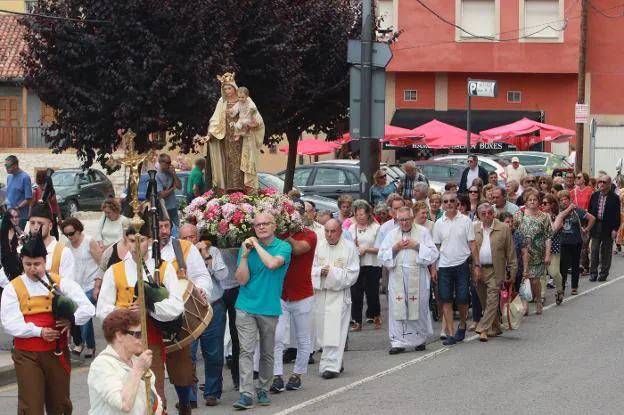 Los vecinos de La Villa, procesionando ayer con su Virgen. :: PARDO