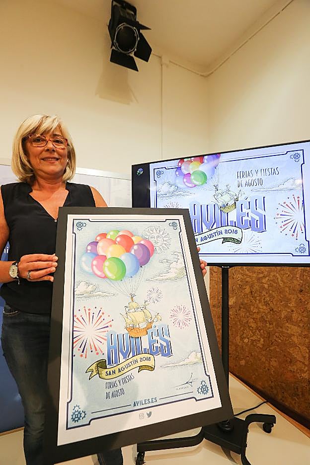 Ana Hevia muestra el cartel de San Agustín 2018. 