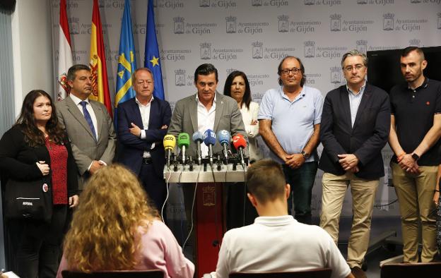 El presidente de la Federación de Peñas Sportinguistas, Jorge Guerrero, lee la declaración por un Gijón libre de violencia en presencia de representantes de los seis grupos municipales. 