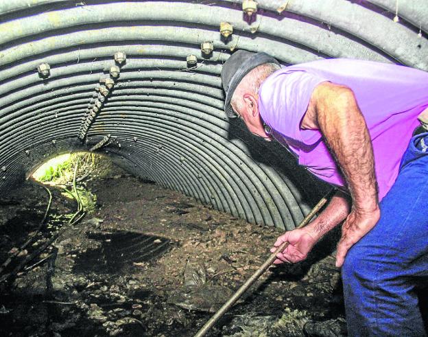 Santiago Cuevas en el lugar del hallazgo del cadáver. 