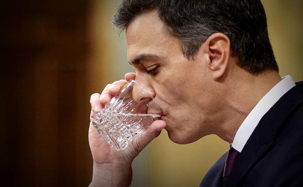 El presidente del Gobierno, Pedro Sánchez, durante un descanso en el Congreso de los Diputados. 