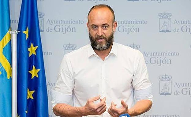 «La falta de depuradora del matadero puede ser el origen de las manchas en la playa»