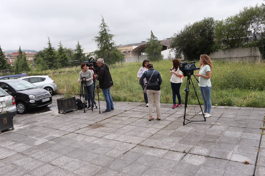 Una joven de Lugones, en el concejo de Siero, ha sido detenida esta madrugada tras degollar a su pareja, un hombre de mediana edad. El suceso ha tenido lugar en el piso de los padres de ella, ubicado en el número 6 de la calle Río Sella.