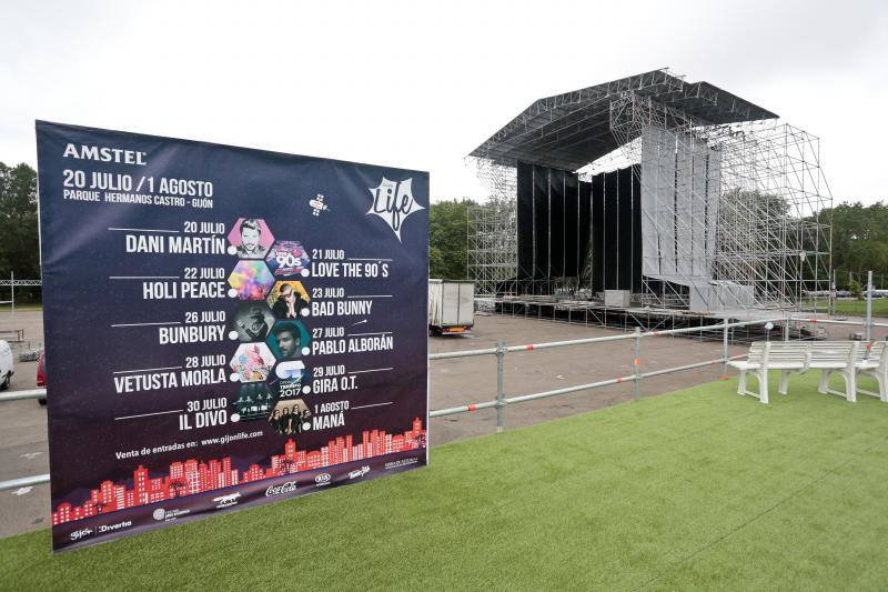 Los técnicos ultiman los detalles del escenario donde tendán lugar los distintos conciertos a partir de este viernes -el primero el de Dani Martín- para los que ya se han vendido más de 43.000 entradas