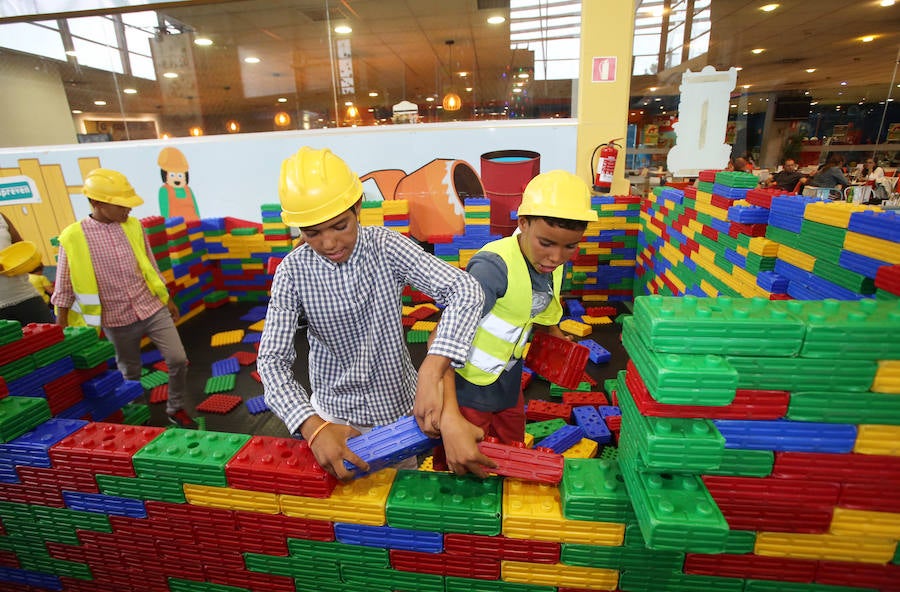 Medio centenar de niños Saharuis han pasado la tarde en el Palacio de los Niños de Oviedo. Forman parte del grupo de 240 pequeños que este verano dejan atrás los campos de refugiados para disfrutar de los meses estivales en Asturias