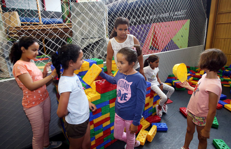 Medio centenar de niños Saharuis han pasado la tarde en el Palacio de los Niños de Oviedo. Forman parte del grupo de 240 pequeños que este verano dejan atrás los campos de refugiados para disfrutar de los meses estivales en Asturias