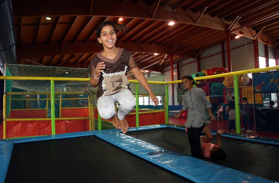 Medio centenar de niños Saharuis han pasado la tarde en el Palacio de los Niños de Oviedo. Forman parte del grupo de 240 pequeños que este verano dejan atrás los campos de refugiados para disfrutar de los meses estivales en Asturias