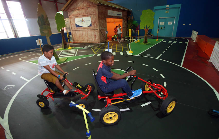 Medio centenar de niños Saharuis han pasado la tarde en el Palacio de los Niños de Oviedo. Forman parte del grupo de 240 pequeños que este verano dejan atrás los campos de refugiados para disfrutar de los meses estivales en Asturias