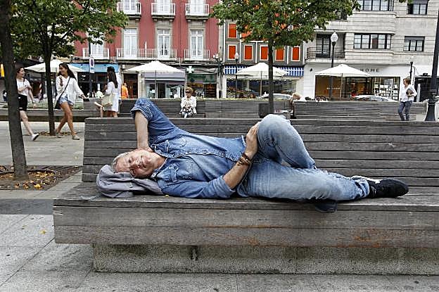 Ángel de la Calle descansa en un banco de la plaza del Parchís. 
