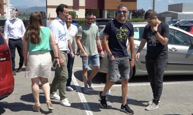 Luis Enrique con Molina y Joaquín Valdés, ayer, en Las Rozas. 