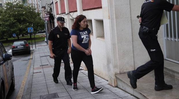 Ana García, entrando en los juzgados de Pola de Siero, escoltada por agentes de la Policía. 