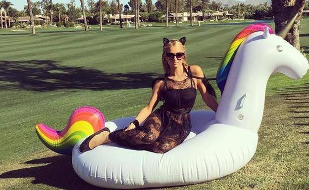 Paris Hilton con un flotador de unicornio.