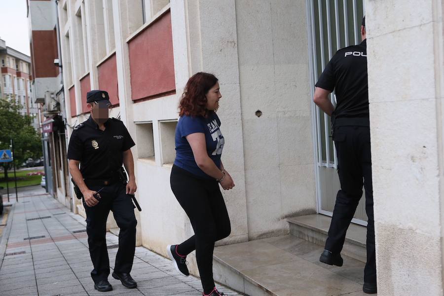 Ana María García Hevia, la joven de Lugones detenida por el asesinato de su pareja, Miguel Ángel Suárez 'Míchel', ha pasado a disposición judicial en los juzgados de Siero.