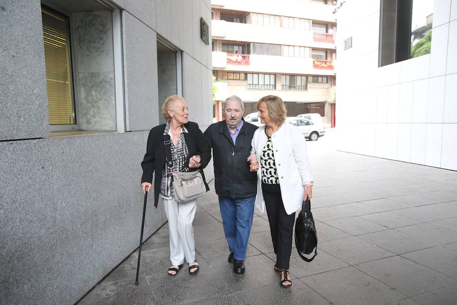 El exlíder sindical del SOMA, José Ángel Fernández Villa, ha vuelto al banquillo de la Audiencia Provincial, después de que su juicio se suspendiera como consecuencia de su ingreso hospitalario.