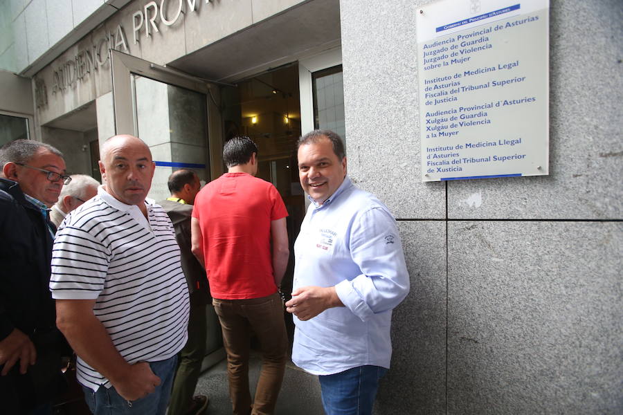 El exlíder sindical del SOMA, José Ángel Fernández Villa, ha vuelto al banquillo de la Audiencia Provincial, después de que su juicio se suspendiera como consecuencia de su ingreso hospitalario.