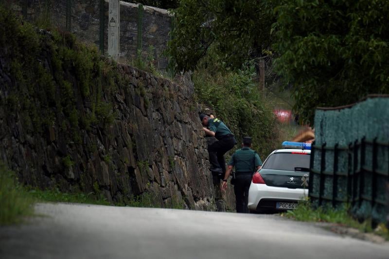 Un centenar de agentes rastrea la comarca de Liébána en busca del hombre de 58 años que huyó tras once horas atrincherado en su casa de Turieno (Camaleño) y protagonizar un tiroteo con la Guardia Civil. Un agente resultó herido leve.