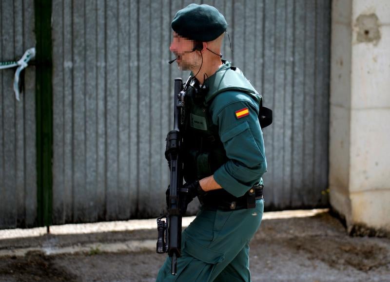 Un centenar de agentes rastrea la comarca de Liébána en busca del hombre de 58 años que huyó tras once horas atrincherado en su casa de Turieno (Camaleño) y protagonizar un tiroteo con la Guardia Civil. Un agente resultó herido leve.