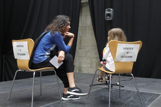 Elena Suárez y su hija Julia escuchan con atención los sonidos de la ciudad. 