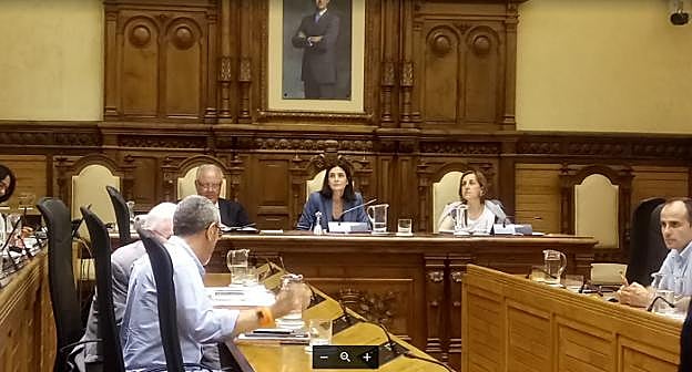 La concejala Ana Braña presidió el último punto del Pleno, al tener que ausentarse la alcaldesa. 