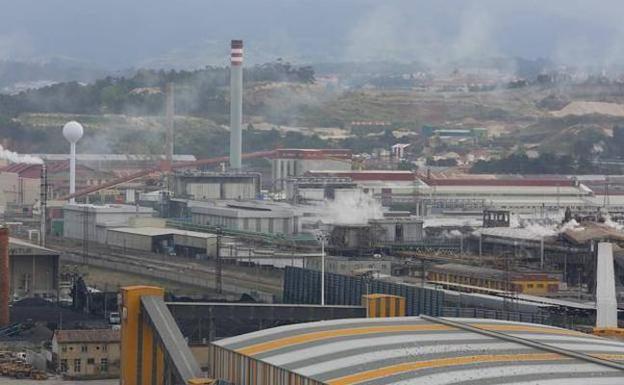 Las instalaciones de Asturiana de Zinc en San Juan. / MARIETA 