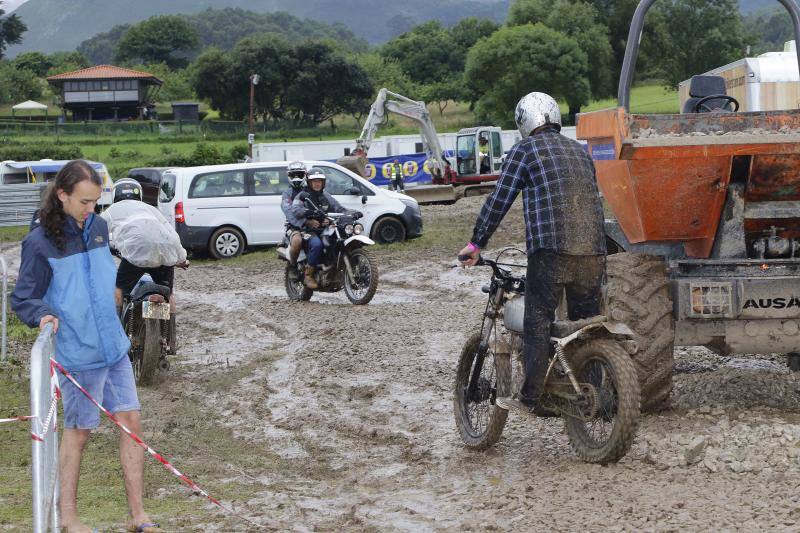 El festival de Caravia no decayó a pesar del mal tiempo, en una jornada inaugural que augura un fin de semana lleno de música y motor.