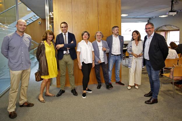 Marcos de Balbín y Sonia Puente, con los ponentes César Fernández, Pilar Martínez, Pere González, Joaquín López e Isabel Saiz. 