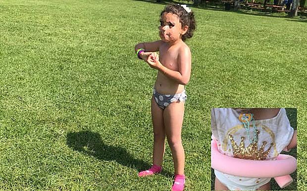 Ainhoa, ayer, en la zona verde de las piscinas de Valencia de Don Juan. En el recuadro, el churro que portaba. 