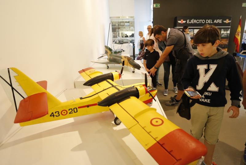 Con motivo del Festival Aéreo de Gijón, en la Antigua Rula se exponen dos aviones traídos por el Museo de Aeronáutica y Astronáutica de Madrid. Están disponibles para que pequeños y mayores descubran todos sus detalles. 