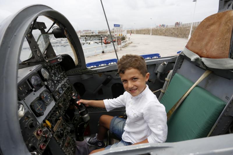 Con motivo del Festival Aéreo de Gijón, en la Antigua Rula se exponen dos aviones traídos por el Museo de Aeronáutica y Astronáutica de Madrid. Están disponibles para que pequeños y mayores descubran todos sus detalles. 