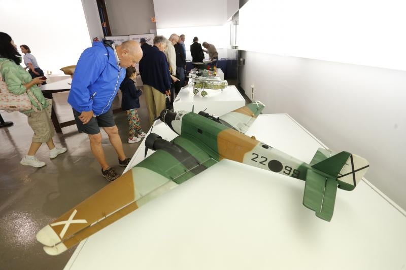 Con motivo del Festival Aéreo de Gijón, en la Antigua Rula se exponen dos aviones traídos por el Museo de Aeronáutica y Astronáutica de Madrid. Están disponibles para que pequeños y mayores descubran todos sus detalles. 