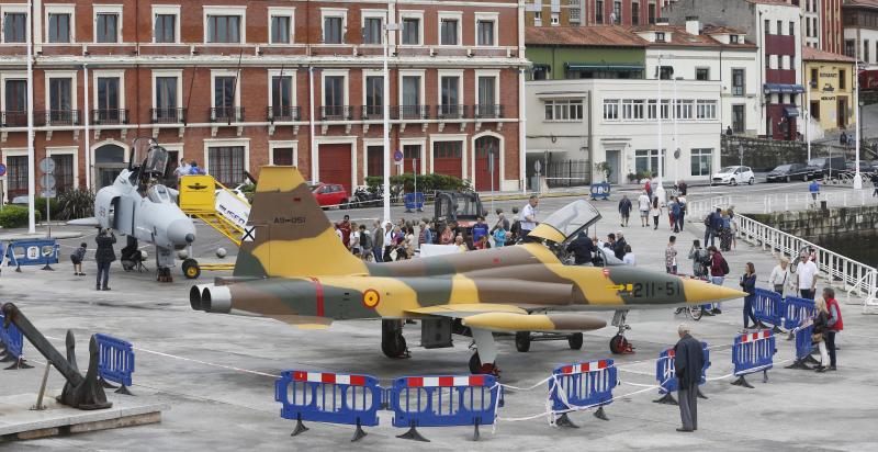 Con motivo del Festival Aéreo de Gijón, en la Antigua Rula se exponen dos aviones traídos por el Museo de Aeronáutica y Astronáutica de Madrid. Están disponibles para que pequeños y mayores descubran todos sus detalles. 