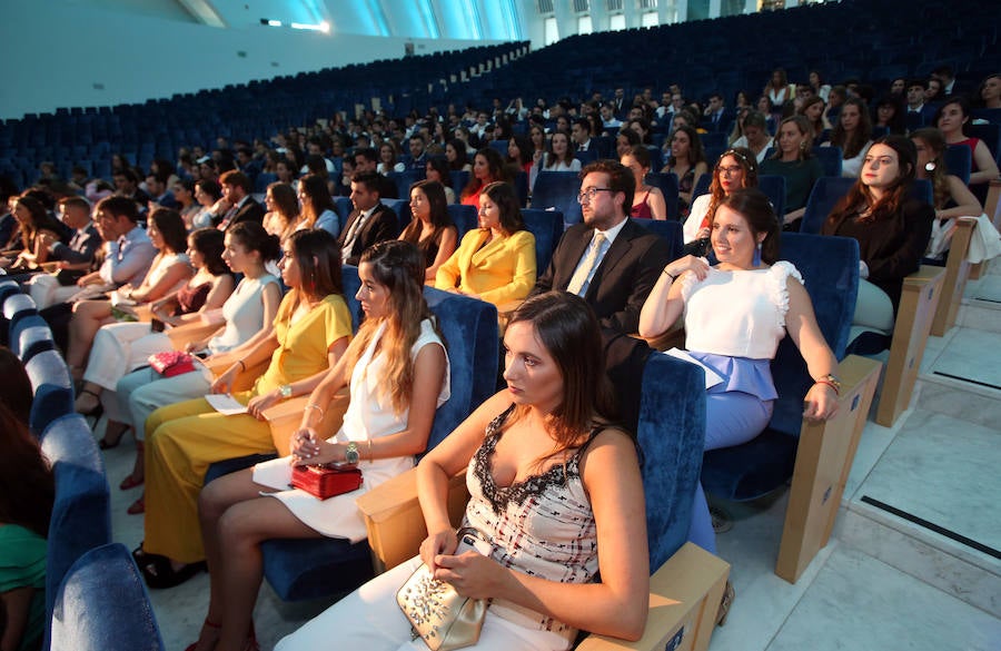 Los alumnos de la Facultad de Economía y Empresa celebran su graduación en el Palacio de Congresos de Oviedo 