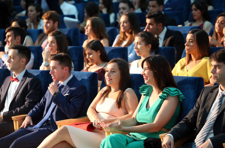 Los alumnos de la Facultad de Economía y Empresa celebran su graduación en el Palacio de Congresos de Oviedo 