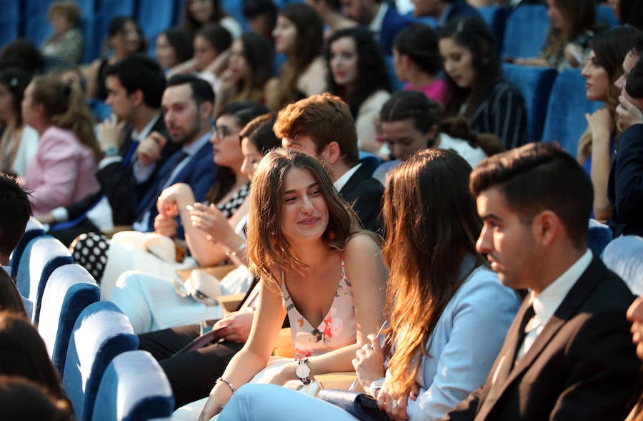 Los alumnos de la Facultad de Economía y Empresa celebran su graduación en el Palacio de Congresos de Oviedo 