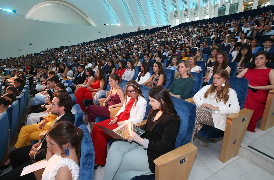 Los alumnos de la Facultad de Economía y Empresa celebran su graduación en el Palacio de Congresos de Oviedo 