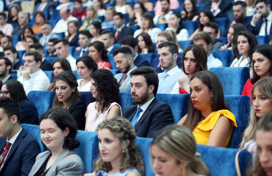 Los alumnos de la Facultad de Economía y Empresa celebran su graduación en el Palacio de Congresos de Oviedo 