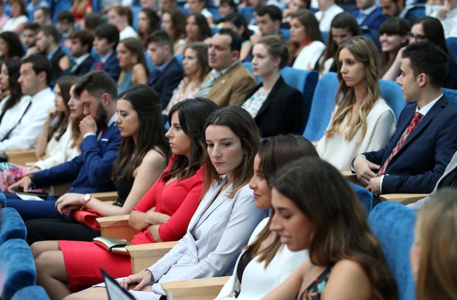 Los alumnos de la Facultad de Economía y Empresa celebran su graduación en el Palacio de Congresos de Oviedo 