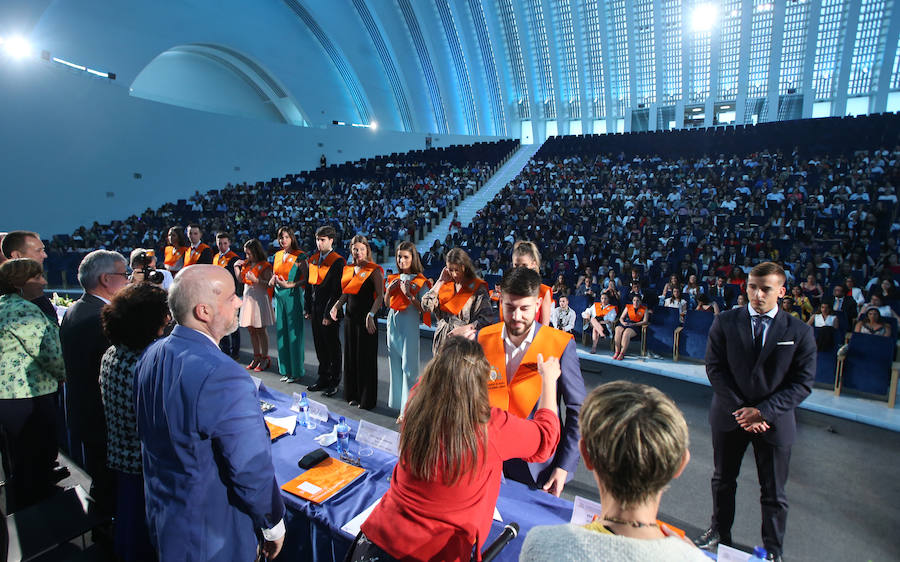 Los alumnos de la Facultad de Economía y Empresa celebran su graduación en el Palacio de Congresos de Oviedo 