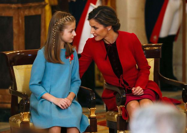 La Reina y su hija, la Princesa Leonor, comparten confidencias. 