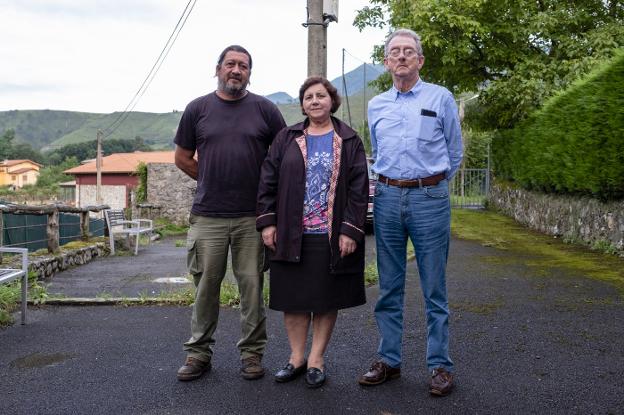 José Ramón Ruisánchez, María José Blanco y Juan José Enterría conforman la junta vecinal de San Roque del Acebal. 