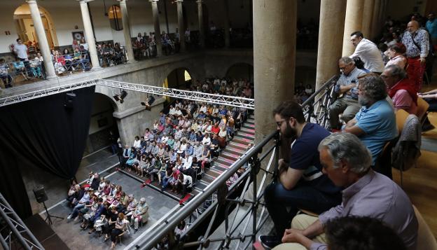 El público abarrotó por completo el patio del Centro de Cultura Antiguo Instituto. 