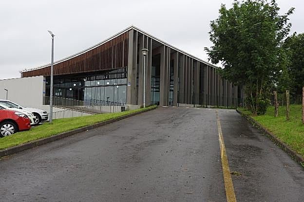 El exterior del polideportivo municipal de Nava. 