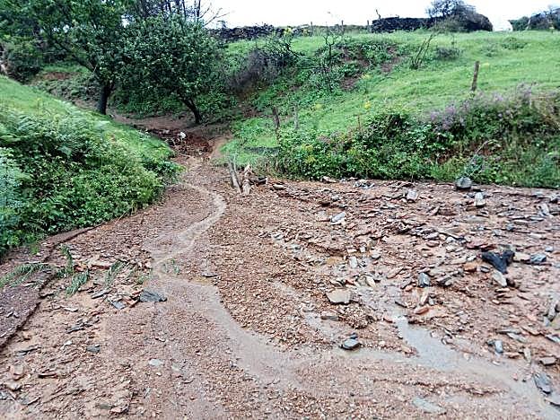 Barro y piedras arrastradas en Allande por la intensidad de las lluvias. 