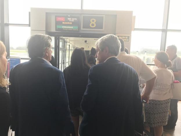 Ovidio Sánchez y Suárez Illana, antes de subir al avión hacia Madrid. 